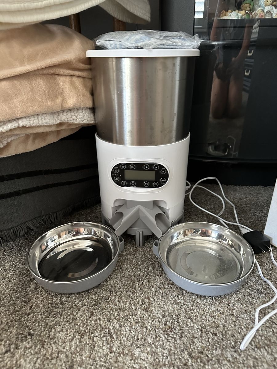 Automatic pet feeder