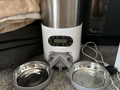 Automatic pet feeder