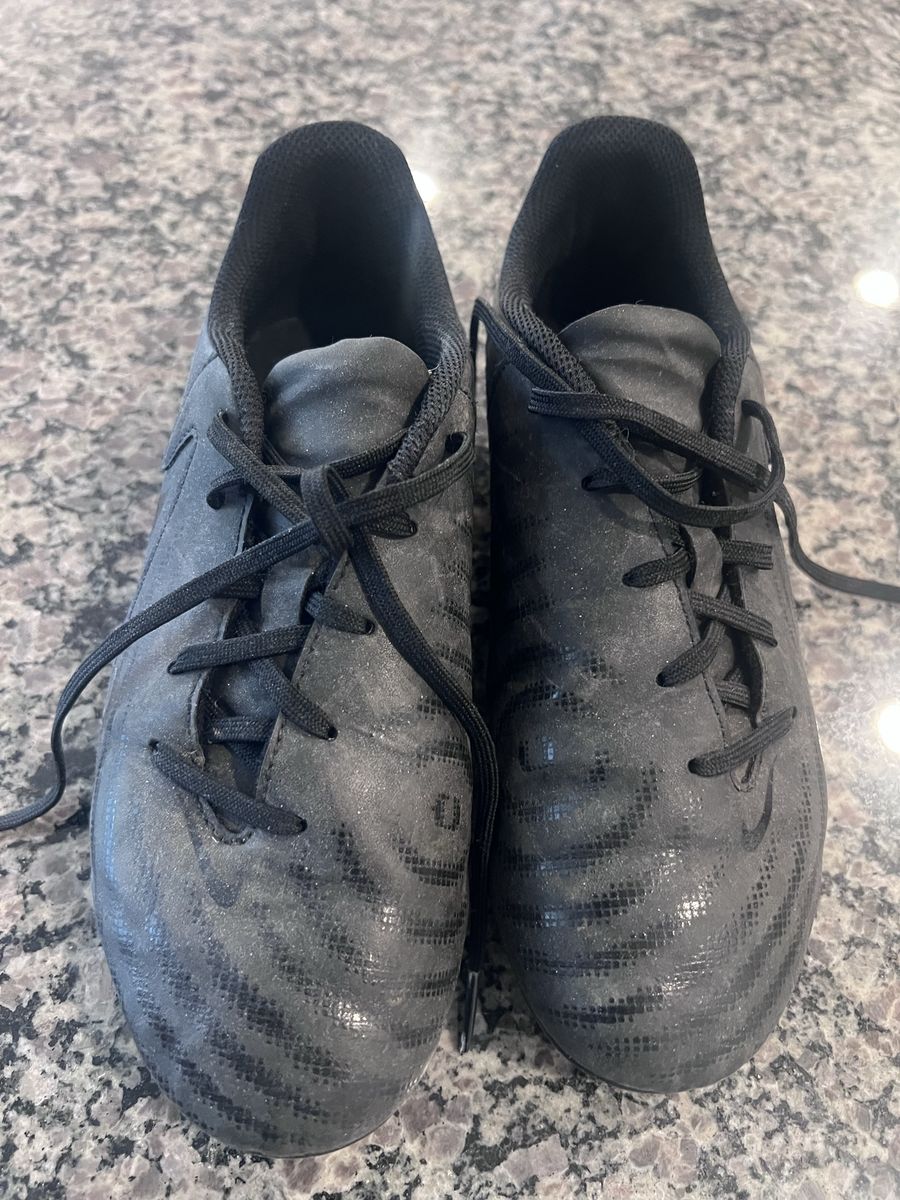 Nike Soccer Cleats – Boys Size 5 ️