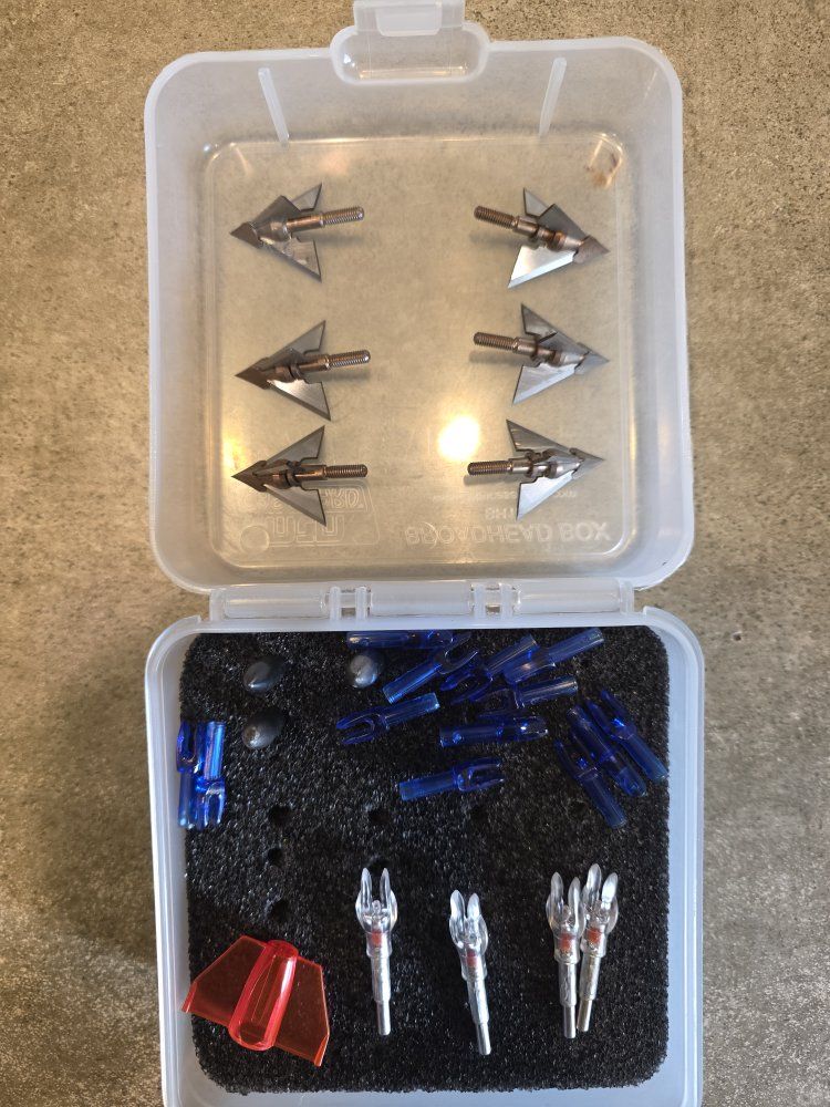 QAD Exodus Deep Six 100 gr. Broadheads & Accessories Kit - Broadhead Box with 4 lighted nocks and extra x nocks