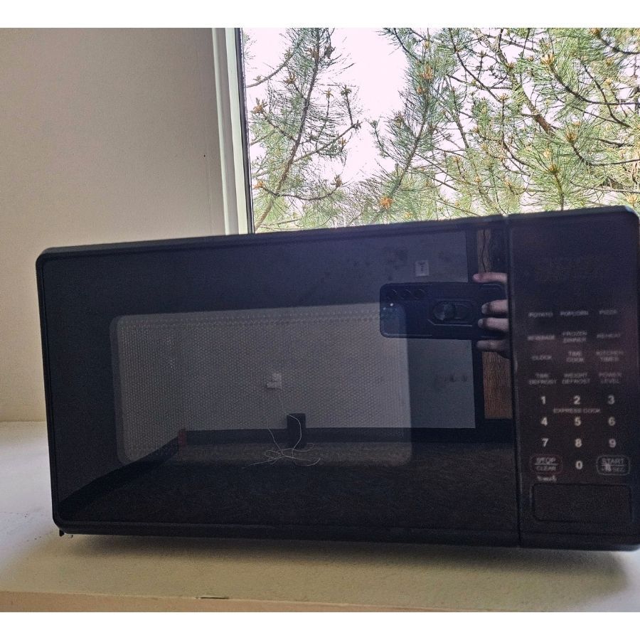 Like-New Black Microwave – Perfect for Apartment, Office, Dorm, or Basement