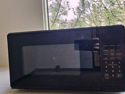 Like-New Black Microwave – Perfect for Apartment, Office, Dorm, or Basement