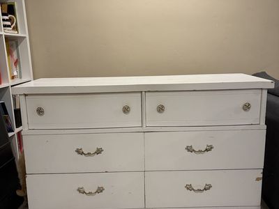 White Dresser with 6 Drawers - Charming Vintage Piece for Bedroom or Nursery