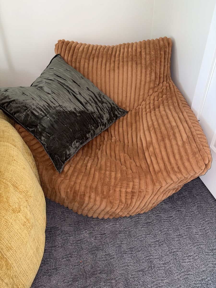 FREE COMFY SOFA & 2 CHAIRS