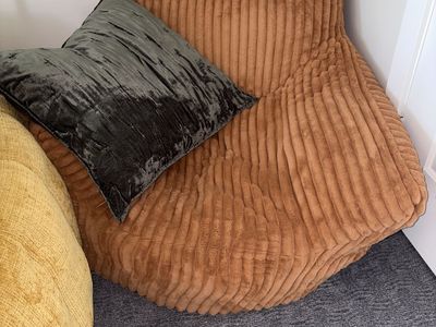 FREE COMFY SOFA & 2 CHAIRS