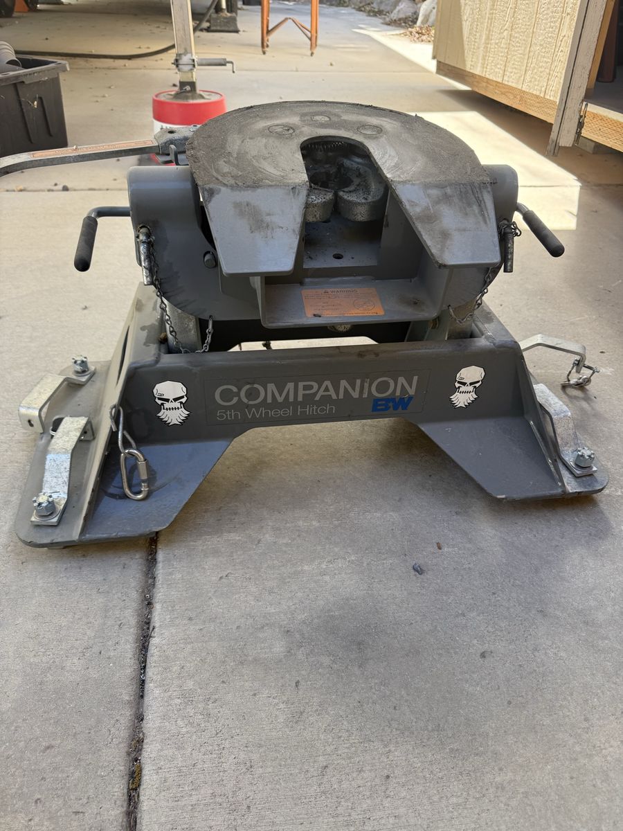B&W 5th hitch ( fits Ford only)