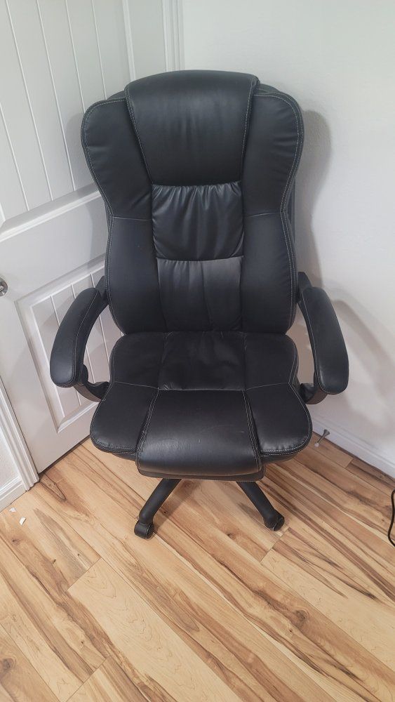 Black Ergonomic Leatherette Office Chair with manager built in.
