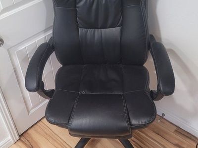Black Ergonomic Leatherette Office Chair with manager built in.