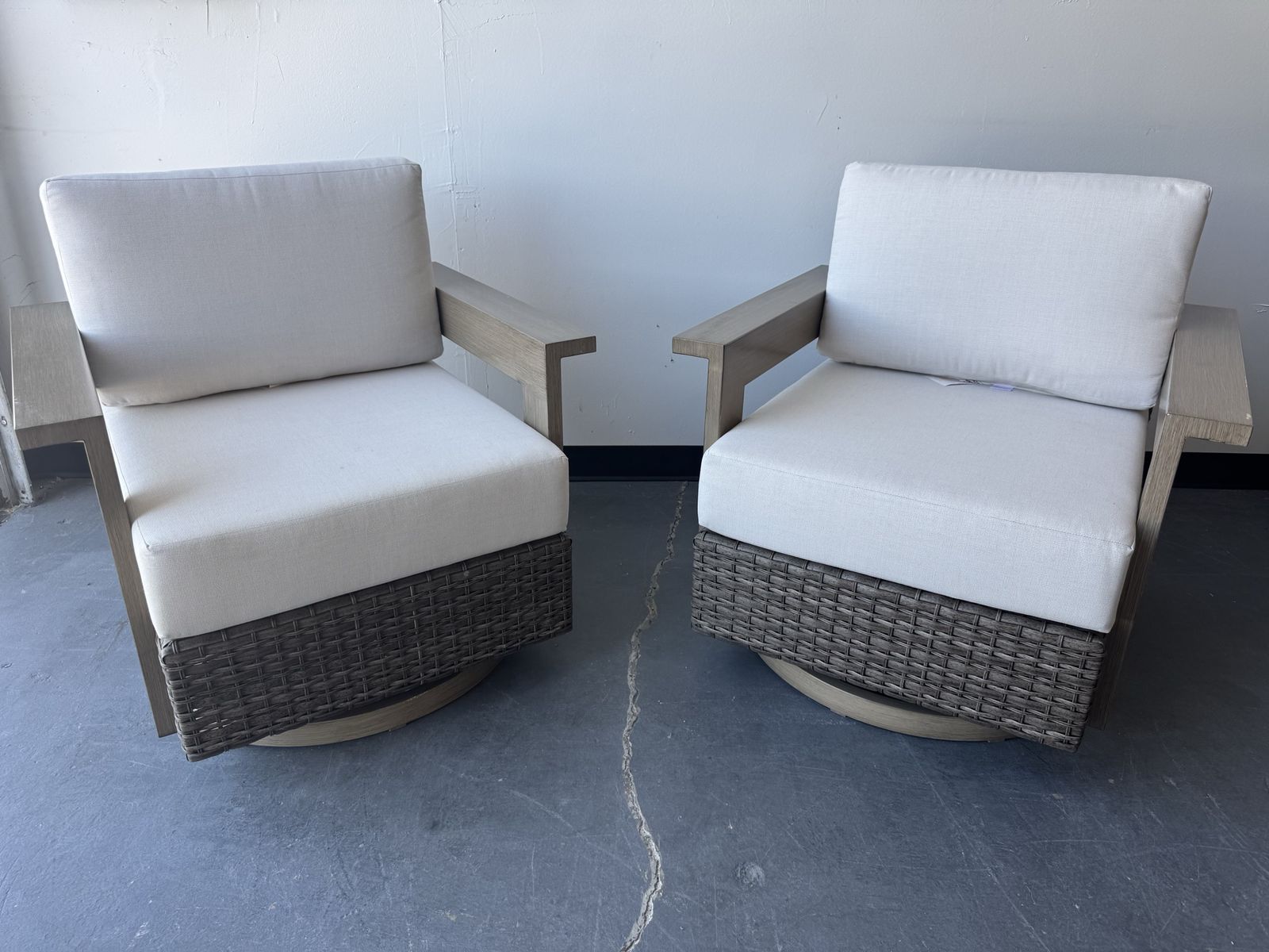 COSTCO AGIO OUTDOOR PATIO SWIVEL ROCKING CHAIR SET