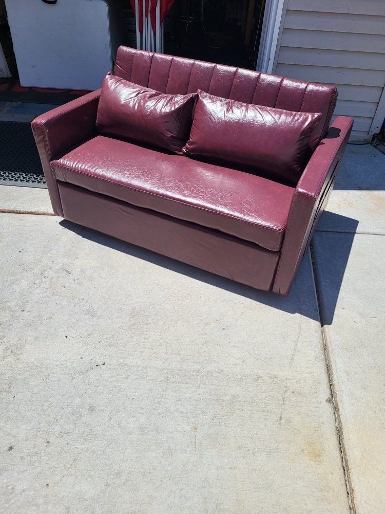 Leather Sofa PullOut Bed w/Pillows 
*Maroon **