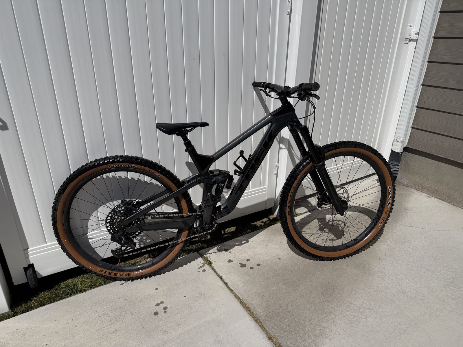 Trek Slash Full Suspension Carbon Mountain Bike - Large/ Medium 29er