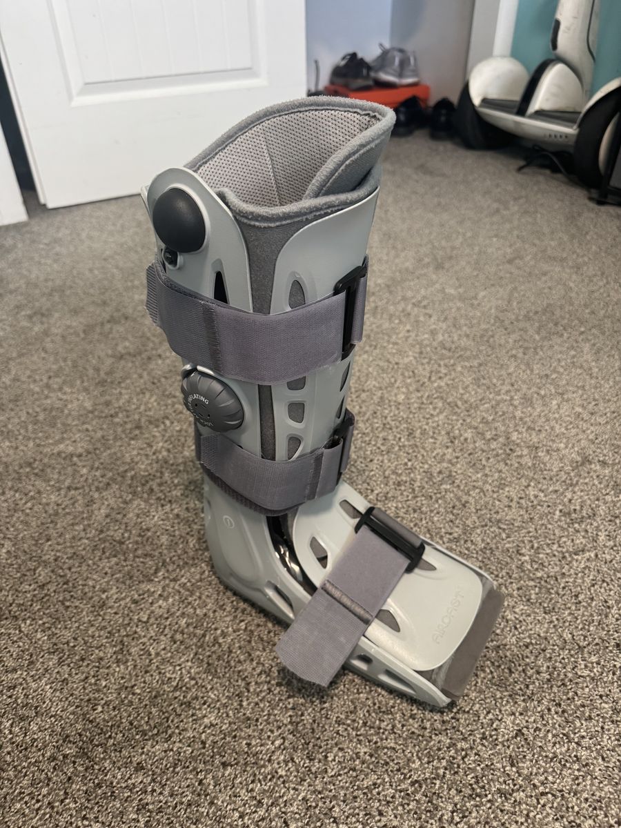 Aircast Walking Boot Barely Used Size M