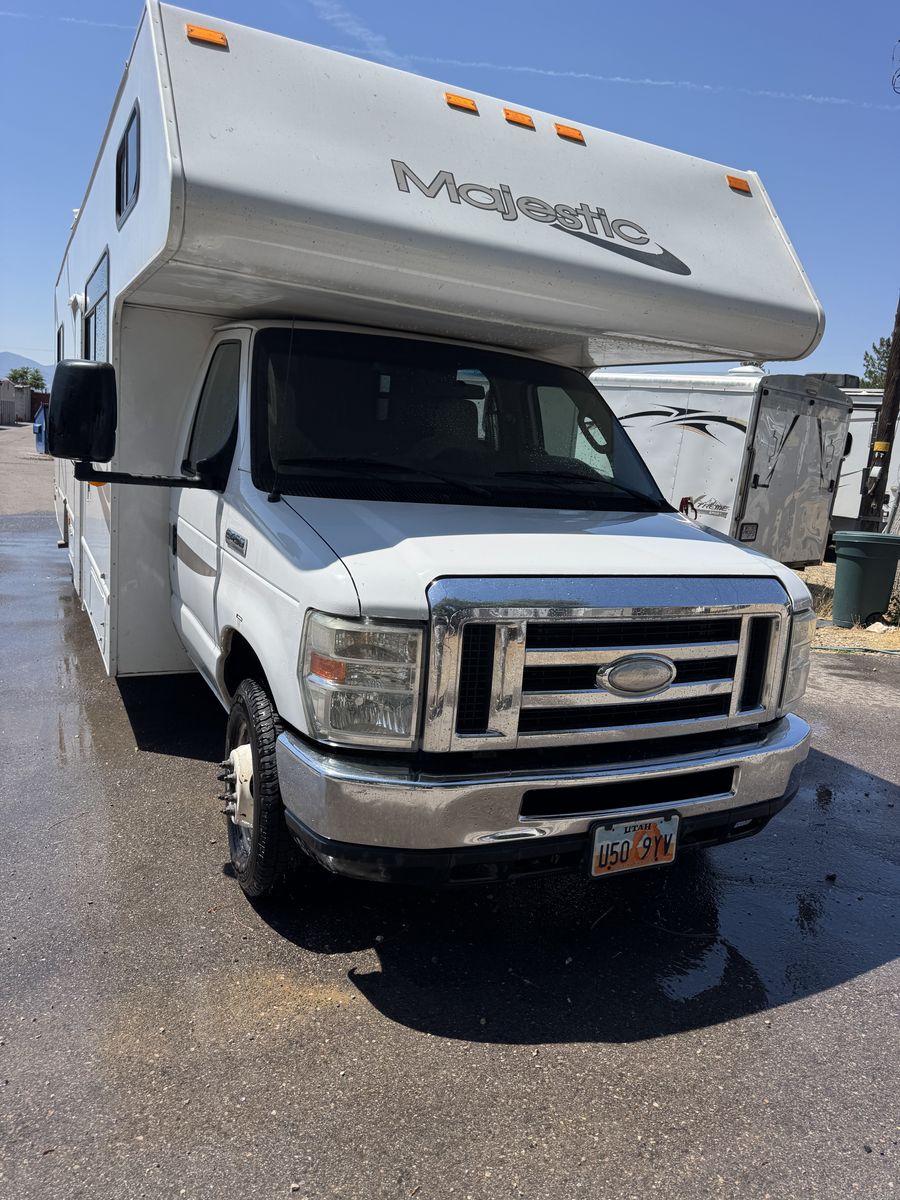 Ford E-450 Thor Majestic 28A