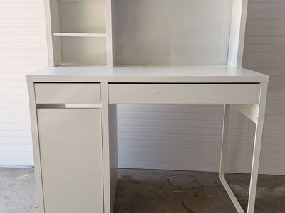 White MICKE IKEA desk and hutch