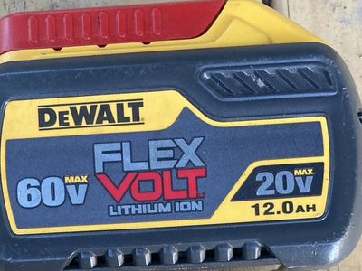 20 inch DEWALT FLEXVOLT 60V MAX 12.0Ah Brushless Chainsaw Kit with one 12.0 AH Battery & Case