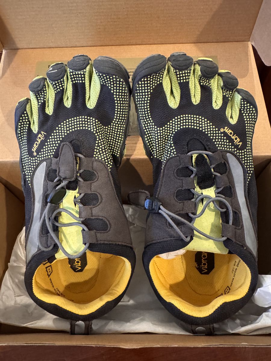 VIBRAM FIVE-FINGER SHOES, Euro size 40, US 7.5