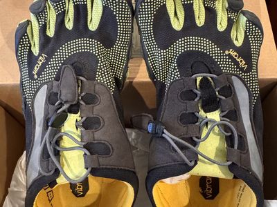 VIBRAM FIVE-FINGER SHOES, Euro size 40, US 7.5