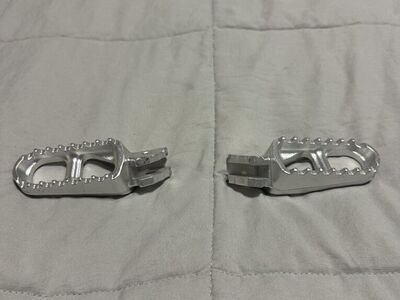 Surron Light Bee X stock pegs