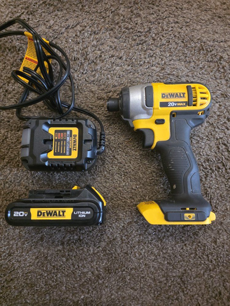 DEWALT 20V MAX 1/4" Cordless Impact Driver Kit w/ Charger & Battery
