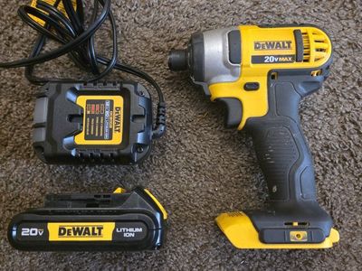 DEWALT 20V MAX 1/4" Cordless Impact Driver Kit w/ Charger & Battery