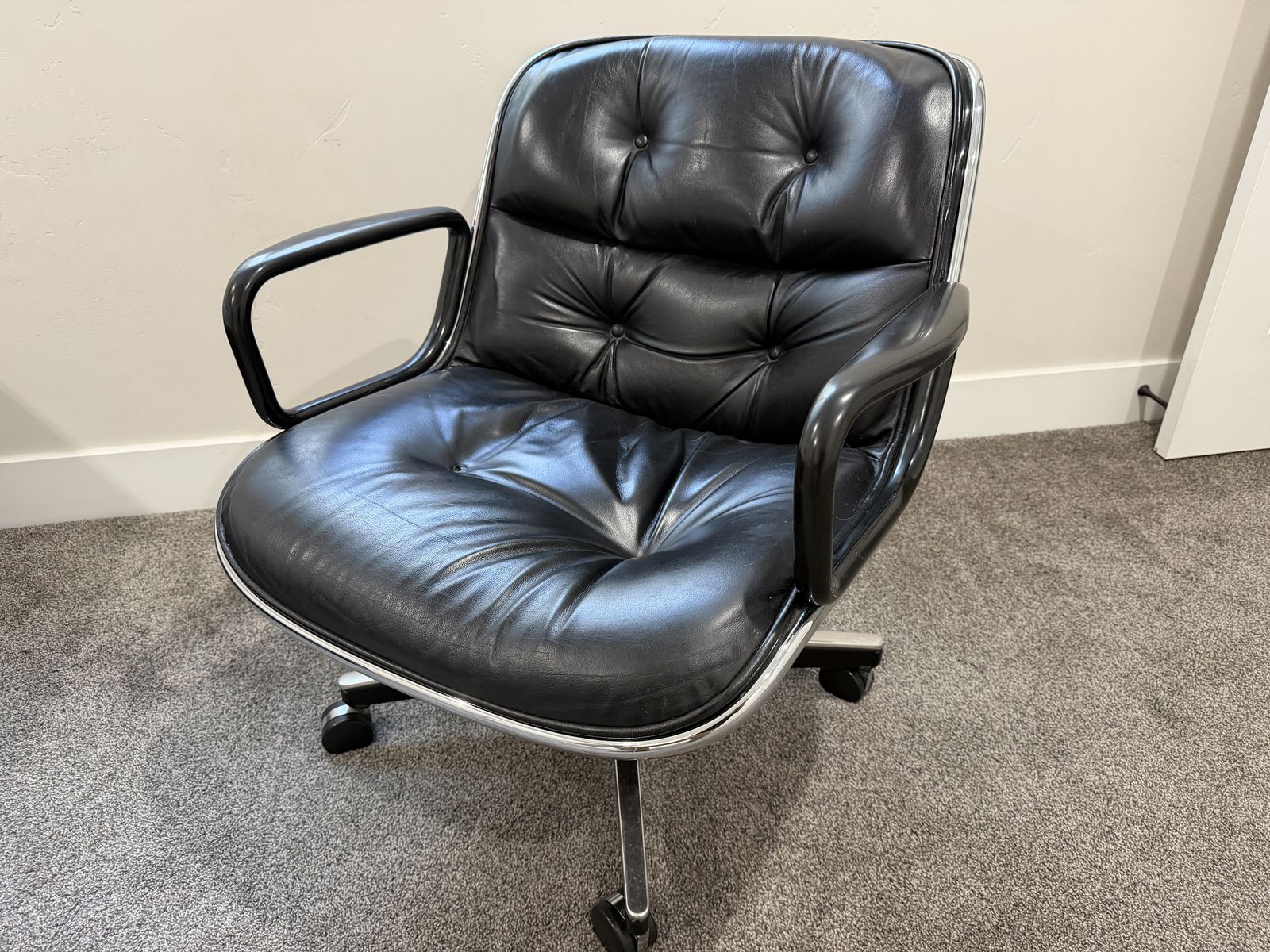 Black Leather Swiveling Office Chair