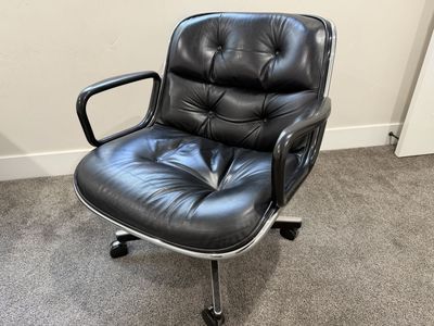 Black Leather Swiveling Office Chair