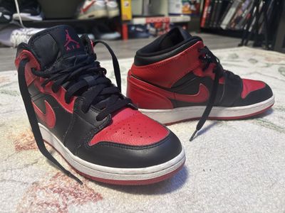 Jordan 1 Mid Bred/Banned Sz 6.5 Youth