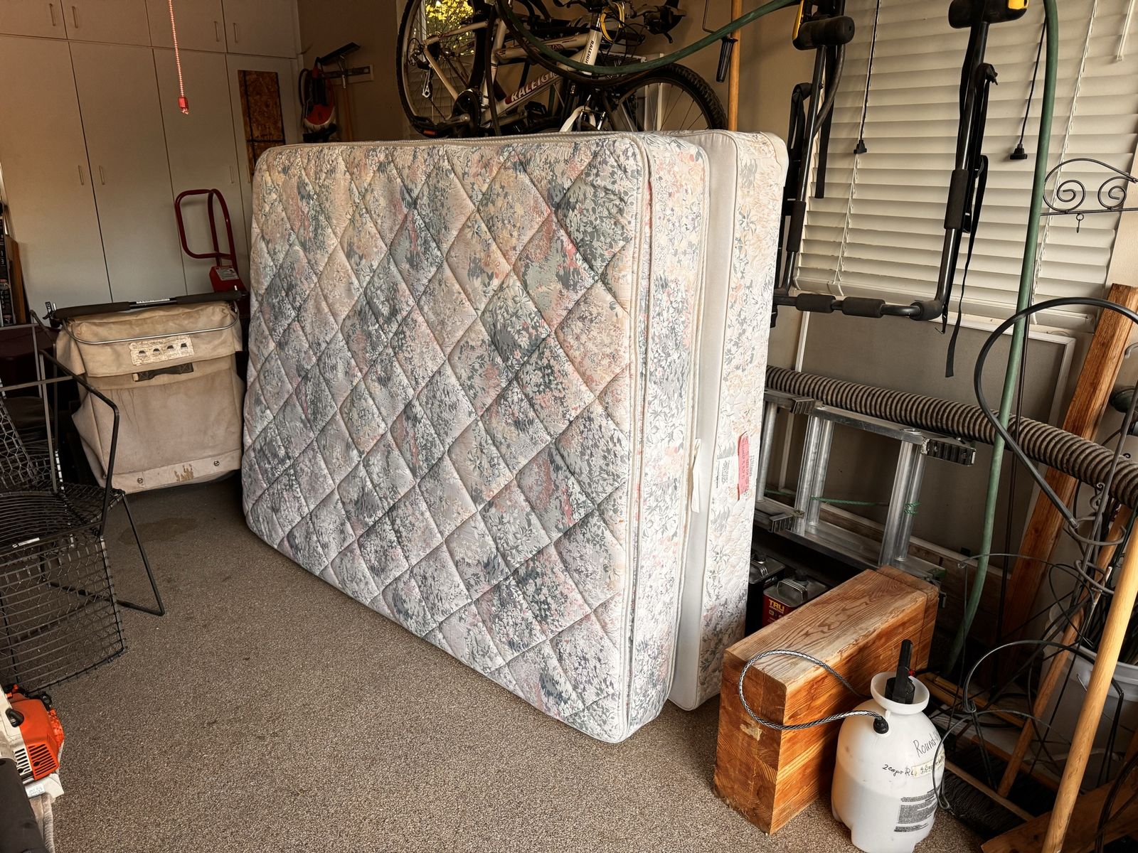 Queen Mattress + box spring - great condition - Sealy Posturepedic Oleander Pillowtop - Plush