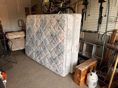 Queen Mattress + box spring - great condition - Sealy Posturepedic Oleander Pillowtop - Plush