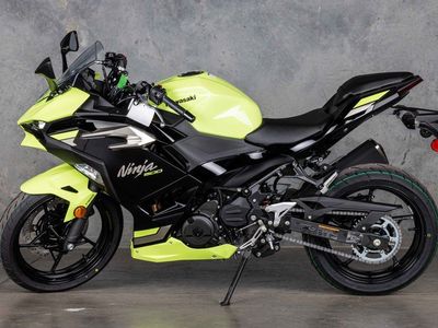 2026 Kawasaki Ninja® 500 ABS Metallic Yellowish Green/Ebony