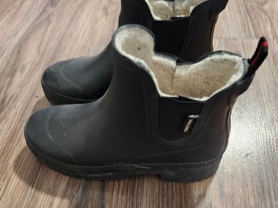Tretorn boots size 6