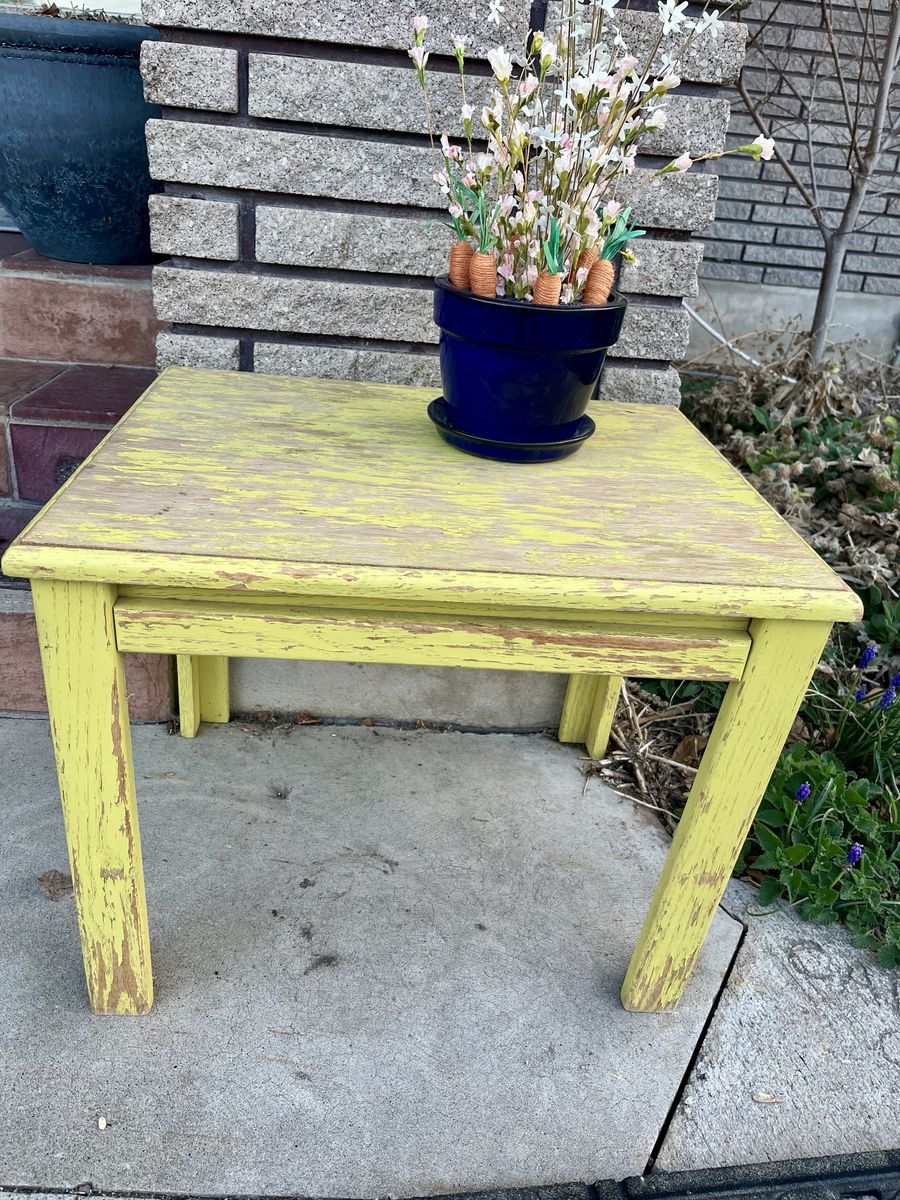 Accent table