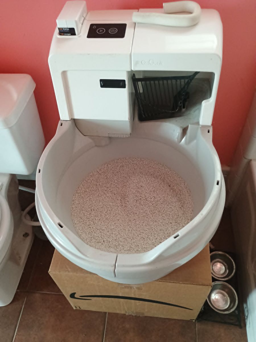 Cat Genie Self-Cleaning Litter Box w/ SaniSolution 120 Cartridge