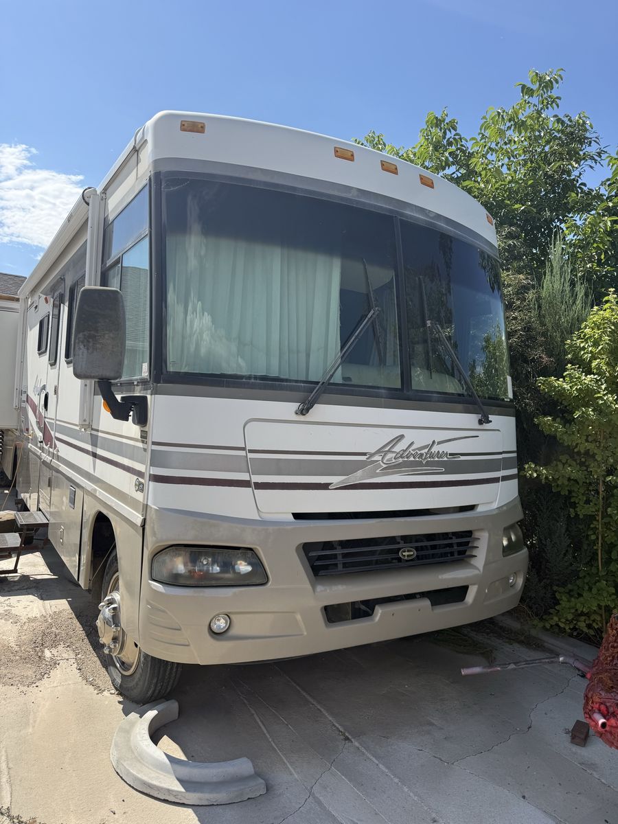 2004 Winnebago Adventurer Motorhome 35U - Class A motorhome 69k miles