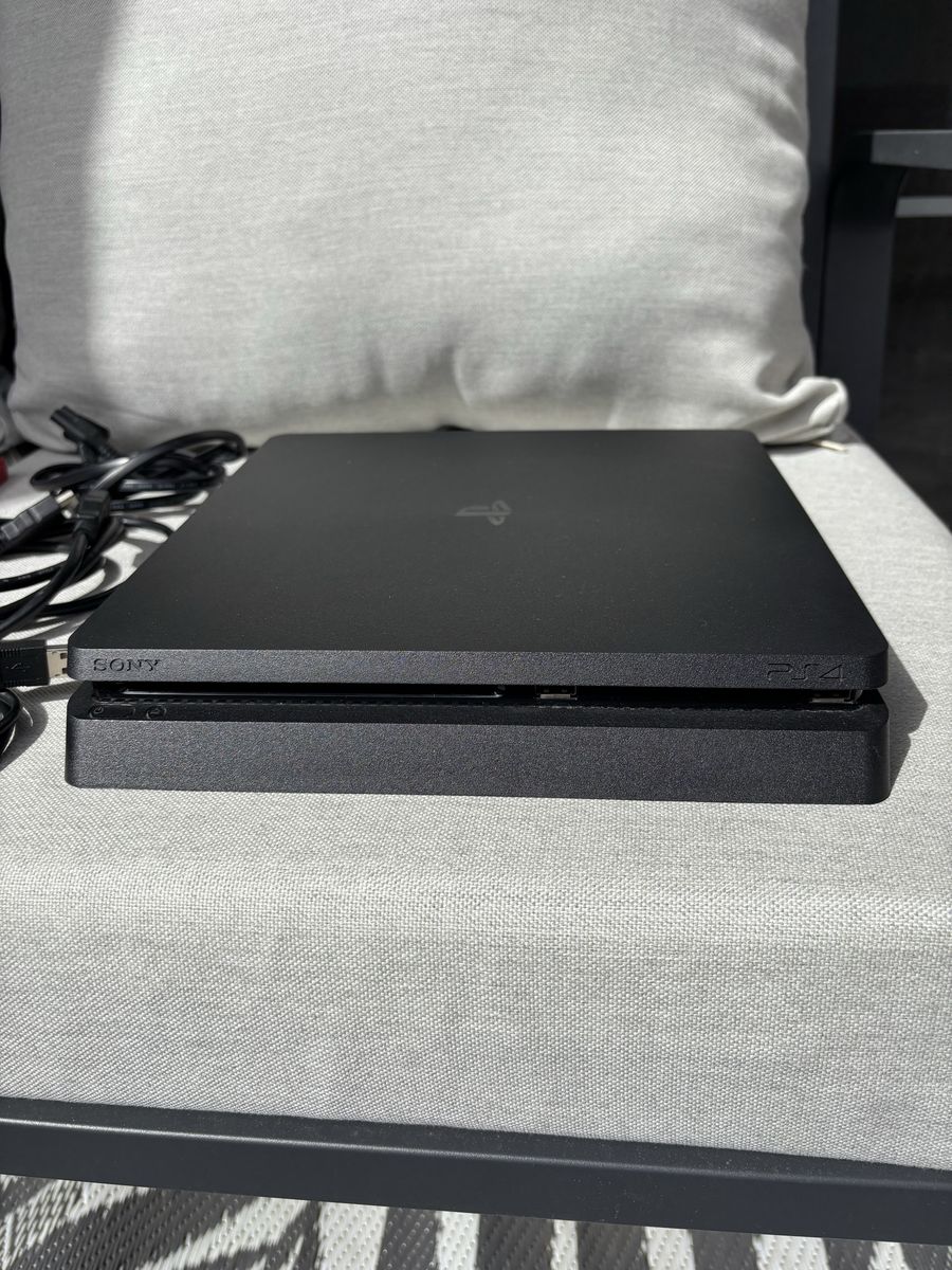 Pristine PS4 1TB Bundle – Like New – Red Dead Redemption II, Uncharted 4 + 1 More!