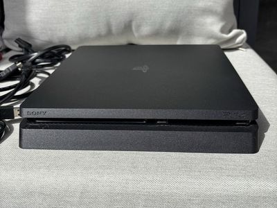Pristine PS4 1TB Bundle – Like New – Red Dead Redemption II, Uncharted 4 + 1 More!