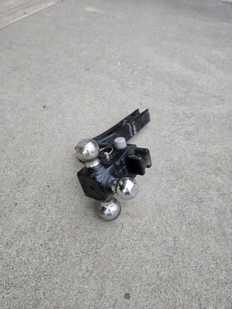 Adjustable Trailer Hitch with Multi-Ball Mount