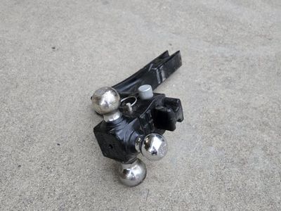 Adjustable Trailer Hitch with Multi-Ball Mount