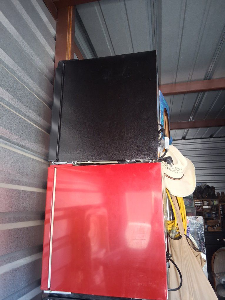 Compact Red Mini Fridge - Perfect for Dorm, Office, or Bar