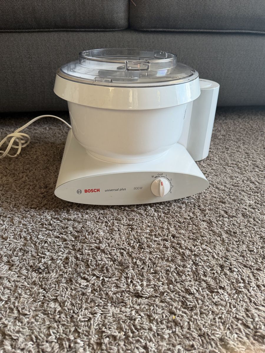 BOSCH Universal Plus 800w Mixer With one Attachment NO LID COVER
