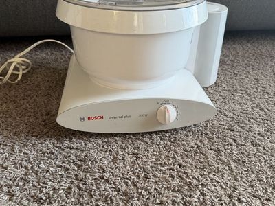 BOSCH Universal Plus 800w Mixer With one Attachment NO LID COVER