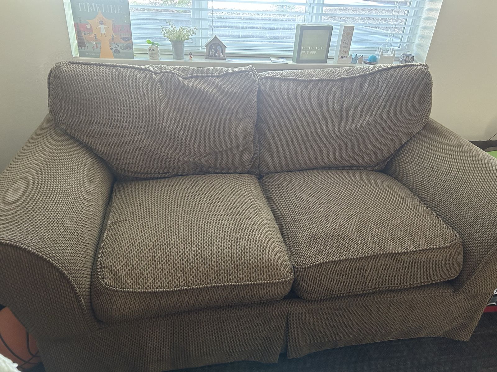 Cozy Brown Tweed Loveseat - Excellent Condition, 2-Seater Sofa for Living Room