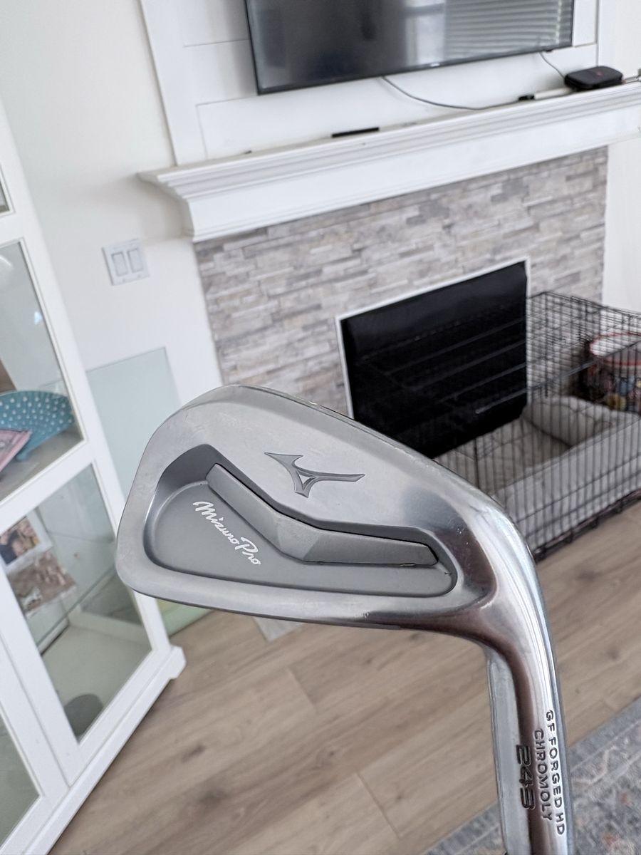 Mint Mizuno 243 irons 4-PW. Stiff