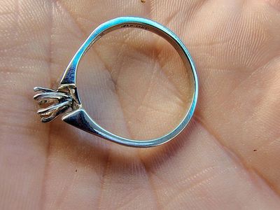 14kt White Gold Bypass Solitaire Ring Setting