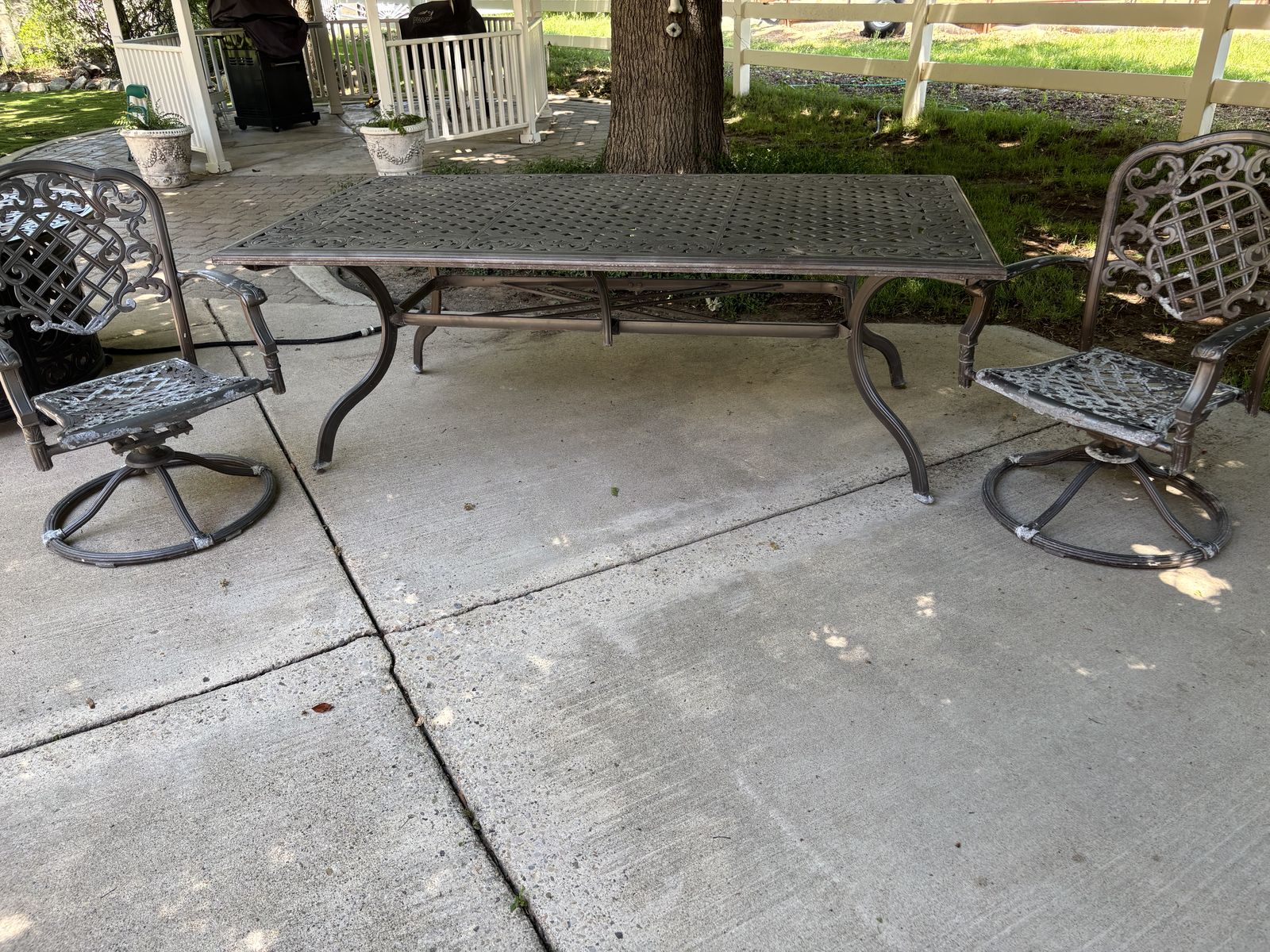 Metal table with 2 chairs