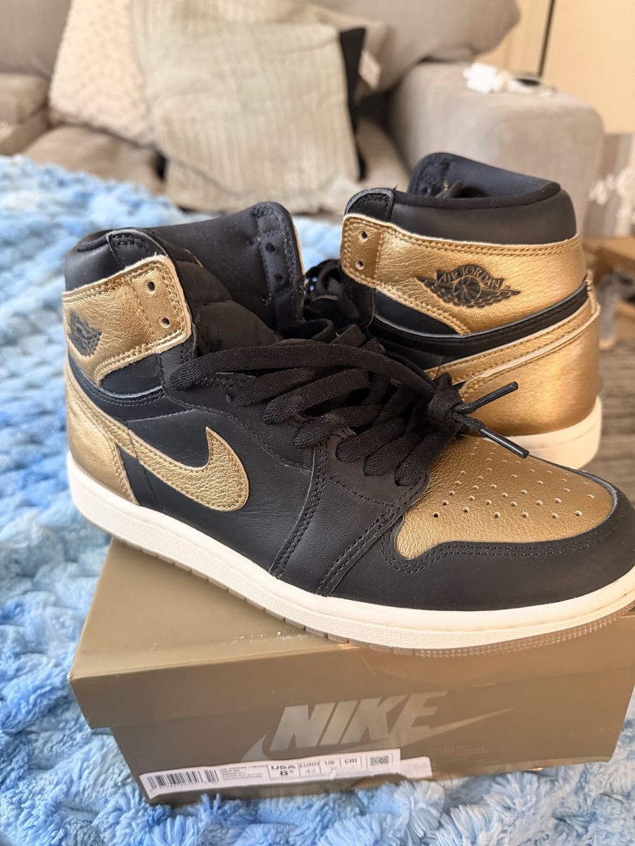 Nike Air Jordan 1 Retro High OG 'Metallic Gold' Size 8.5 Black/Gold Sneakers