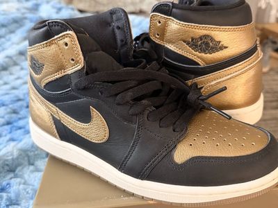 Nike Air Jordan 1 Retro High OG 'Metallic Gold' Size 8.5 Black/Gold Sneakers
