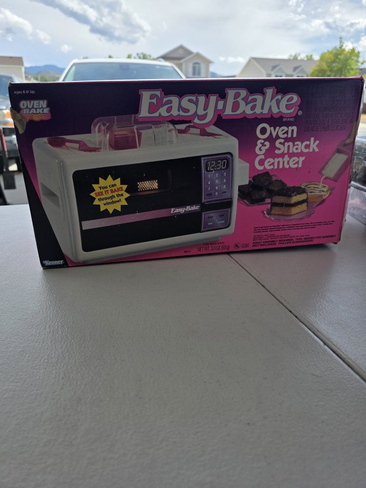 Kenner Easy-Bake Oven & Snack Center with Original Box