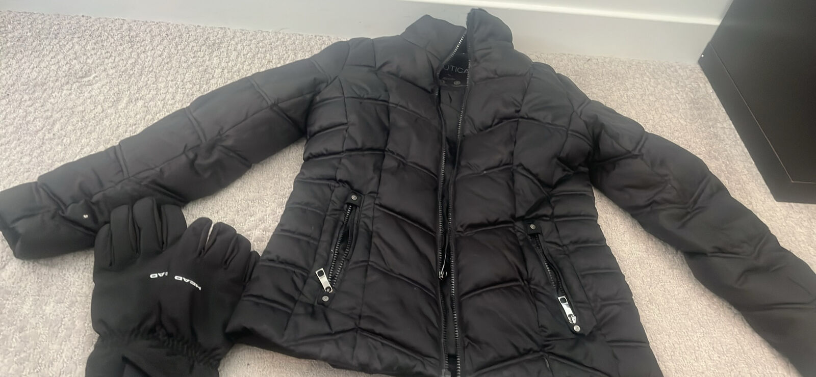 Women’s medium nautica winter jacket with gloves