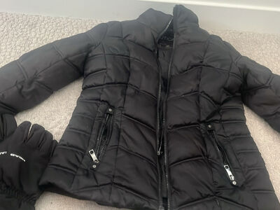 Women’s medium nautica winter jacket with gloves